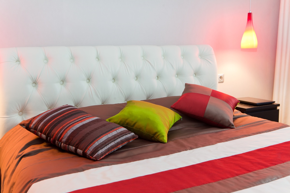 Пошив чехла на подушку с наполнением - изображение 1 - заказать онлайн в салоне штор Benone в Истре
