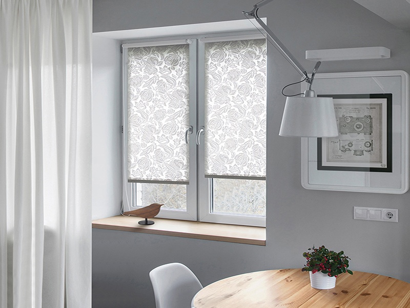 Монтаж рулонной шторы на створку окна - изображение 1 - заказать онлайн в салоне штор Benone в Истре